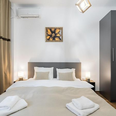 Urban Walls Apartments 5B บูคาเรสต์ ภายนอก รูปภาพ